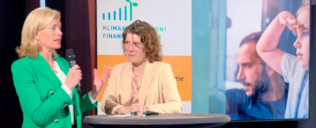 Iris van de Looij, algemeen directeur DUFAS (l) in gesprek met Femke de Vries, onafhankelijk voorzitter Commissie Financiële Sector Klimaatcommitment